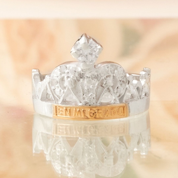 ANILLO DE GRADO ESTILO CORONA CON ZIRCON BLANCO