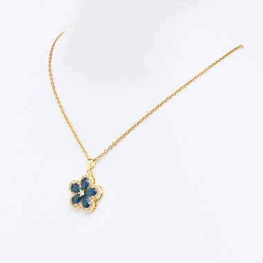 CADENA CON DIJE DE FLOR AZUL CON DETALLES DE BRILLOS