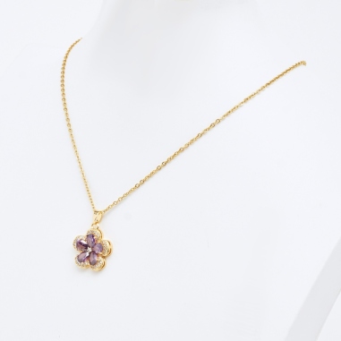 CADENA CON DIJE DE FLOR MORADO CON DETALLES DE BRILLOS