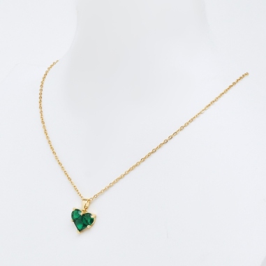 CADENA CON DIJE DE CORAZÓ´N CON CRISTAL VERDE