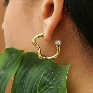 ARETES FINOS ABSTRACTOS CON PERLAS