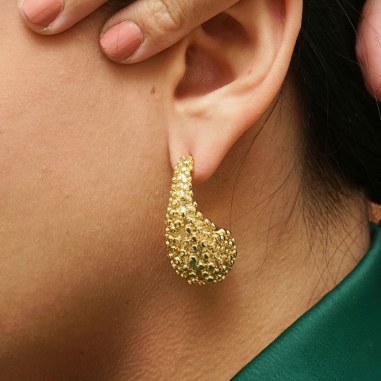 ARETE CON FORMA DE GOTA CON RELIEVE