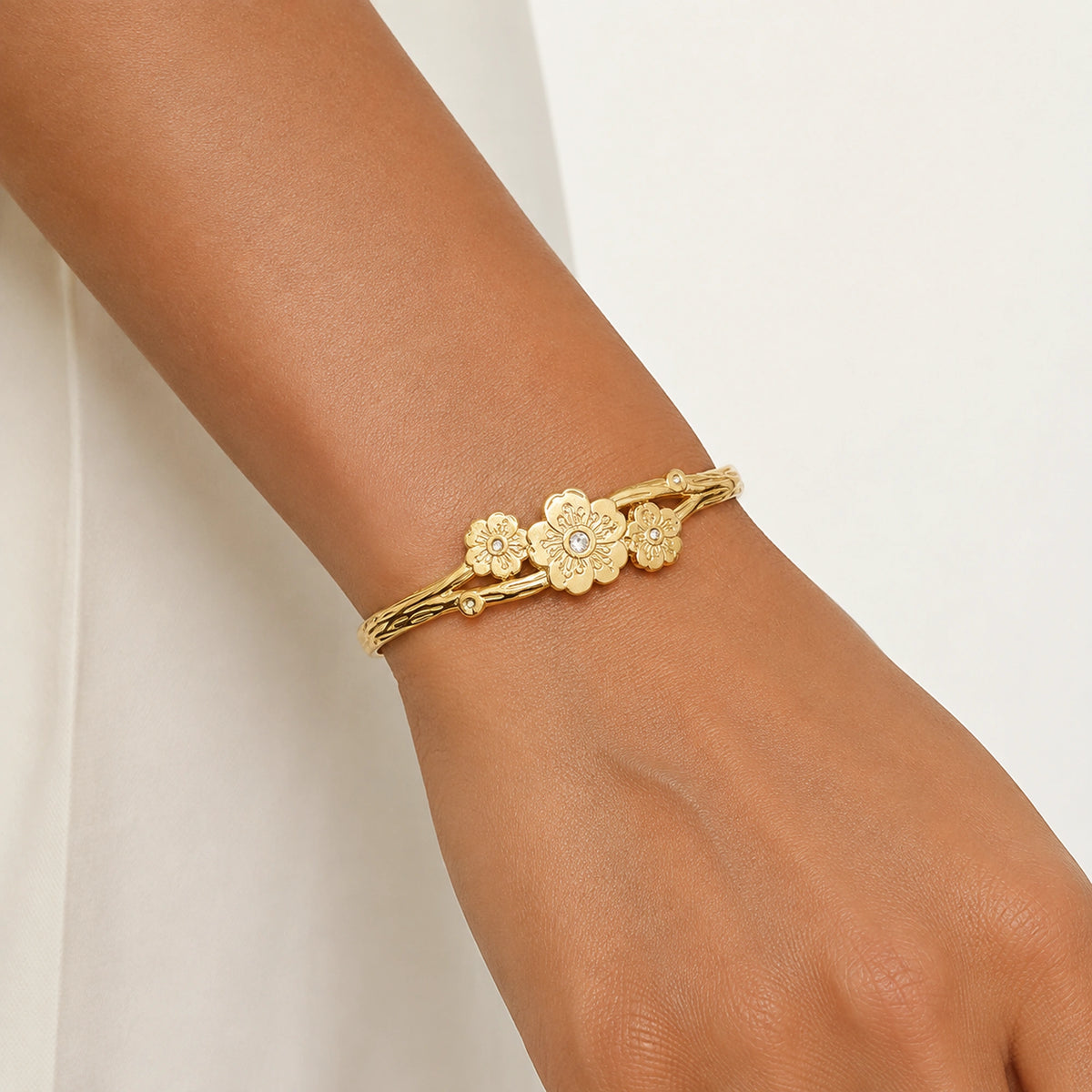 Brazalete Floral Dorado