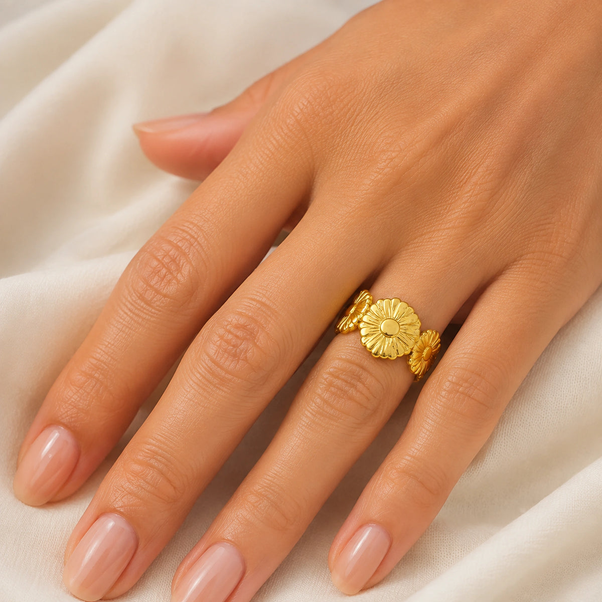 Anillo Ajustable Flor Clásica Dorada